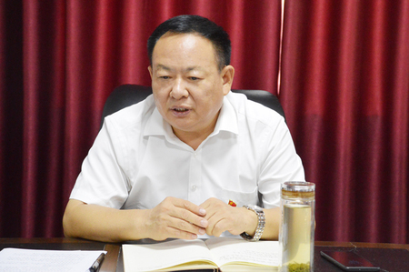 县直高中党总支召开了以案促改专题民主生活会,县教体局副局长吴春辉